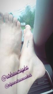 Amanda Seyfried feet photo thumbnail