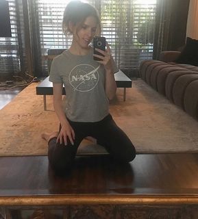 Anna Kendrick feet photo thumbnail