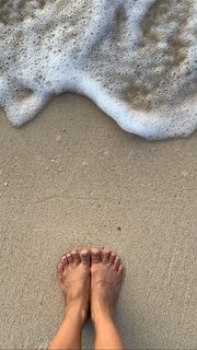 Kino MacGregor feet photo thumbnail