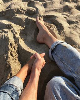 Jenna Elfman feet photo thumbnail
