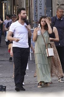 Selena Gomez feet photo thumbnail