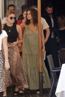 Selena Gomez feet photo thumbnail