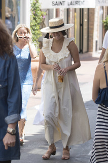 Selena Gomez feet photo thumbnail