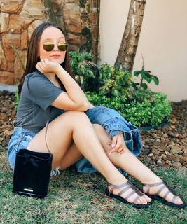 Larissa Manoela feet photo thumbnail