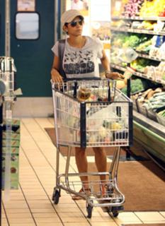 Halle Berry feet photo thumbnail