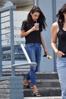 Mila Kunis feet photo thumbnail