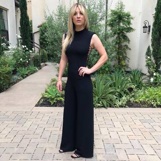 Kaley Cuoco feet photo thumbnail