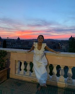 Selena Gomez feet photo thumbnail