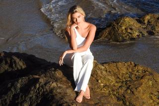 Hailey Bieber feet photo thumbnail