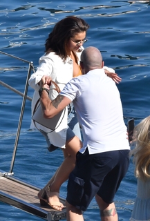Selena Gomez feet photo thumbnail