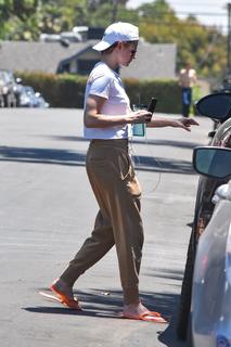 Kristen Stewart feet photo thumbnail
