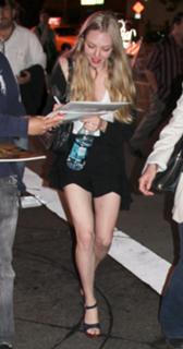 Amanda Seyfried feet photo thumbnail