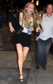 Amanda Seyfried feet photo thumbnail