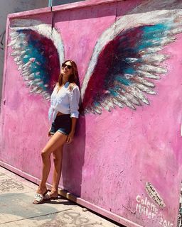 Iris Mittenaere feet photo thumbnail