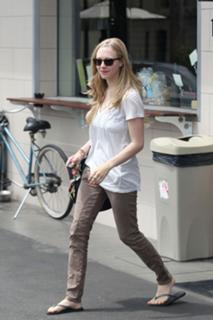 Amanda Seyfried feet photo thumbnail