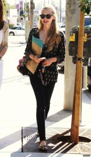 Amanda Seyfried feet photo thumbnail