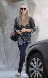 Amanda Seyfried feet photo thumbnail