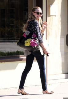 Amanda Seyfried feet photo thumbnail