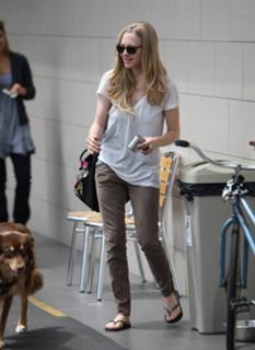 Amanda Seyfried feet photo thumbnail