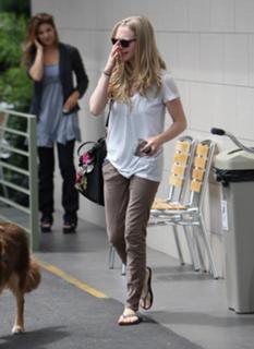 Amanda Seyfried feet photo thumbnail