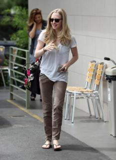 Amanda Seyfried feet photo thumbnail