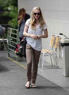 Amanda Seyfried feet photo thumbnail