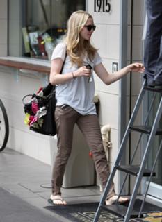 Amanda Seyfried feet photo thumbnail