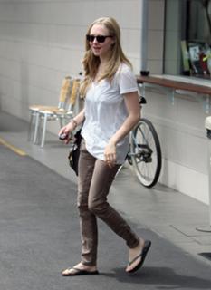 Amanda Seyfried feet photo thumbnail