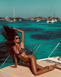 Izabel Goulart feet photo thumbnail