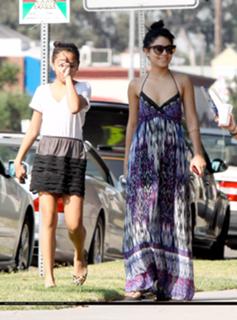 Vanessa Hudgens feet photo thumbnail