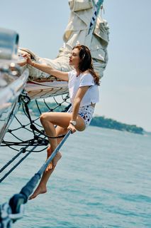 Phoebe Tonkin feet photo thumbnail