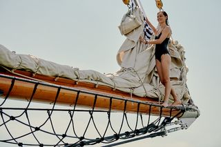 Phoebe Tonkin feet photo thumbnail