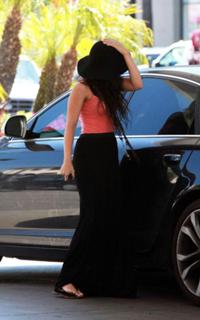 Vanessa Hudgens feet photo thumbnail