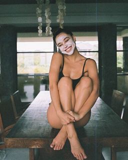 Alexis Ren feet photo thumbnail