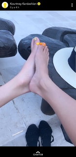 Kendall Jenner feet photo thumbnail