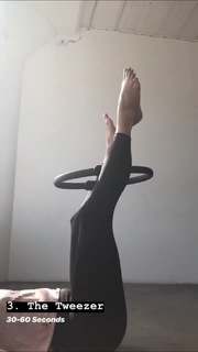 Halle Berry feet photo thumbnail