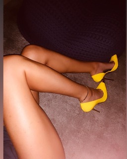 Alessia Marcuzzi feet photo thumbnail