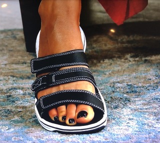 Courtney Khondabi feet photo thumbnail