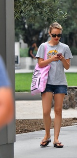 Natalie Portman feet photo thumbnail