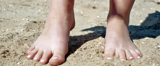 Dakota Fanning feet photo thumbnail