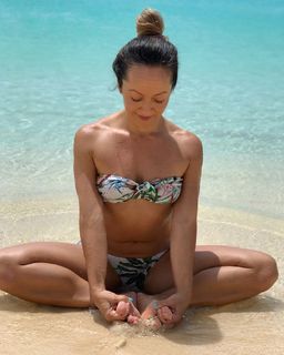 Kino MacGregor feet photo thumbnail