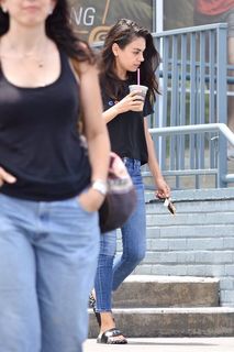 Mila Kunis feet photo thumbnail