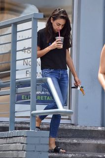 Mila Kunis feet photo thumbnail