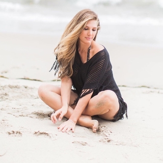 Daisy Fuentes feet photo thumbnail