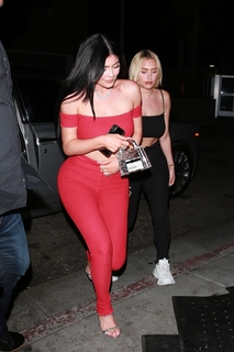 Kylie Jenner feet photo thumbnail