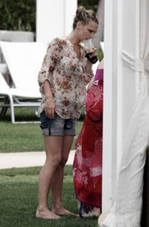 Molly Sims feet photo thumbnail