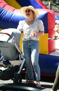 Hilary Duff feet photo thumbnail