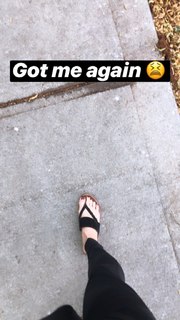 Laura Vandervoort feet photo thumbnail