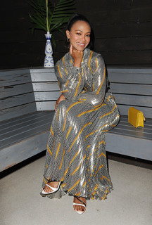Zoe Saldana feet photo thumbnail