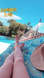 Tara Lipinski feet photo thumbnail
